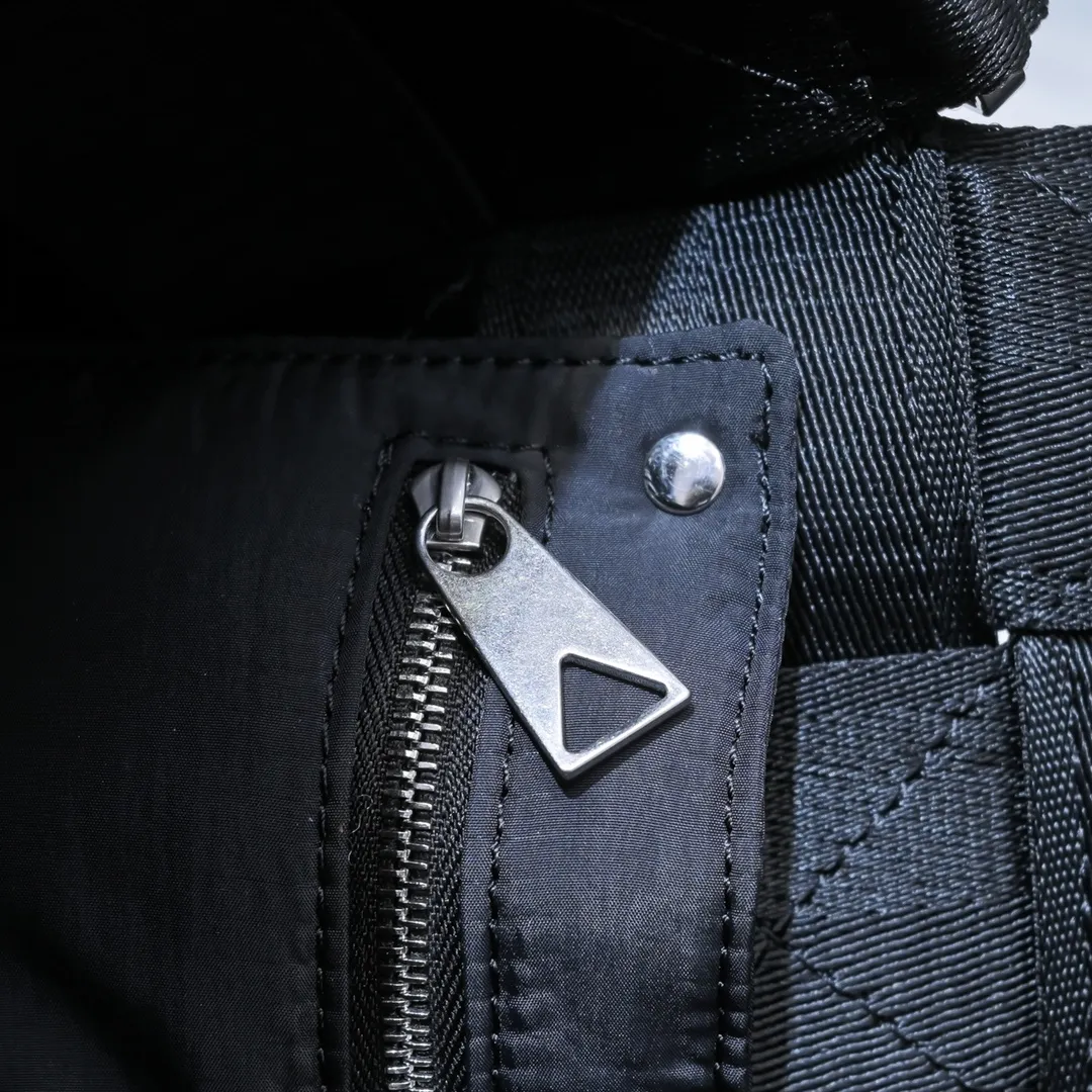 B’s new fall and winter products are coming! The popular Cassette square bag with woven elements has been upgraded again and made its grand debut. This time it is made of woven webbing. It feels super soft and delicate. The opening is designed with a magnetic buckle. The hardware has also been fully upgraded. Both the accessories and the design are at a higher level. It is simple and advanced for both men and women. 🉑️ It can be worn crossbody or in the hand to bring a sense of luxury and a strong aura! Hurry up and get it. Size 25x15x5, style number: 6618#